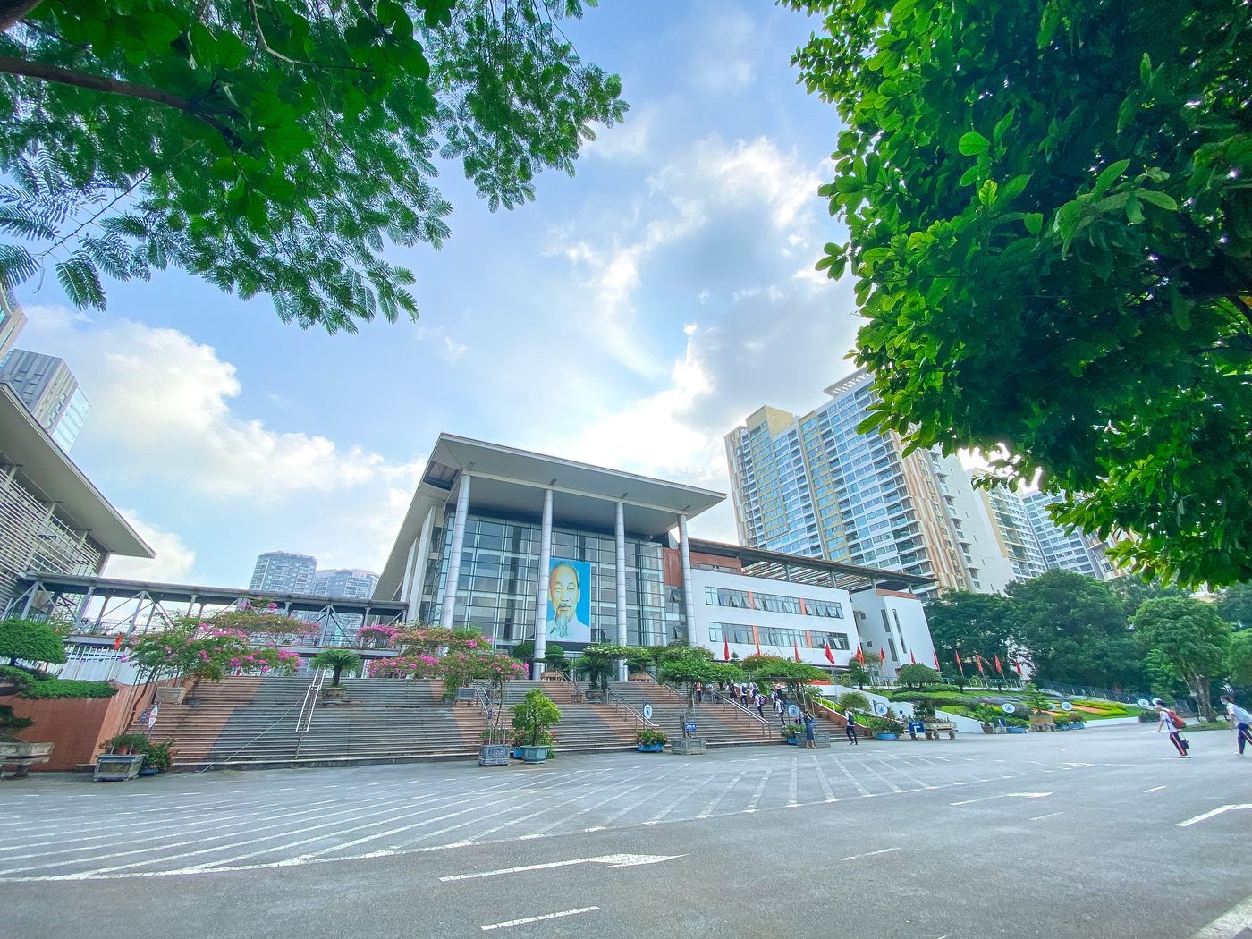 Khuôn viên trường ngày nắng